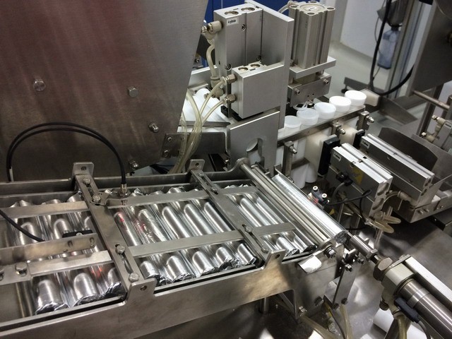 Machine for filling effervescent tablets Machine for filling effervescent tablets in rolls into tubes in rolls